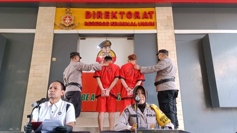 Dua orang pelaku mutilasi di Polda DIY, Minggu (16/7).   Foto: Arfiansyah Panji Purnandaru/kumparan