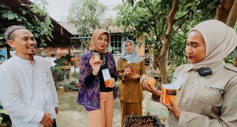 Madu kelulut menjadi salah satu suvenir yang bisa kamu beli saat berkunjung ke Pondok Pesantren Darul Fikri yang kini menjadi salah satu objek wisata religi di Kubu Raya. Foto: Dok Hi!Pontianak