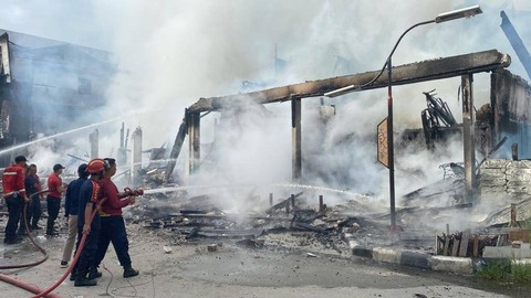 Api diduga berasal dari meteran listrik salah satu ruko yang terbakar. Foto: Yusrizal/Hi!Pontianak