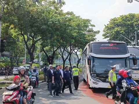 Kader NasDem dari berbagai daerah mulai padati GBK jelang Apel Siaga, Minggu (16/7).  Foto: Zamachsyari/kumparan