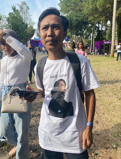 Salah satu fan yang mengenakan kaus bergambar Angie Zelena.  Dok. Sony Music Indonesia