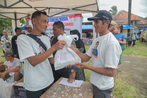Relawan Sandiaga Uno Berikan Bantuan Sembako Murah di Kabupaten Sukabumi.  Foto: Dok Istimewa