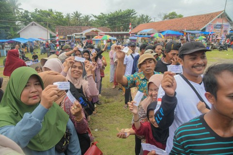 Relawan Sandiaga Uno Berikan Bantuan Sembako Murah di Kabupaten Sukabumi.  Foto: Dok Istimewa