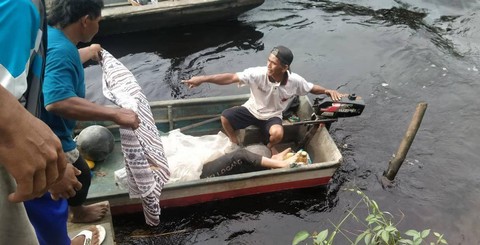 Warga dan petugas mengevakuasi jasad korban. Foto: Dok Hi!Pontianak
