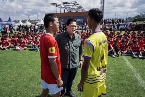 Ketum PSSI Erick Thohir (tengah) berbincang dengan sejumlah pemain saat meninjau seleksi Timnas sepak bola U-17 di Bali United Training Center, Gianyar, Bali, Minggu (16/7/2023). Foto: Dhemas Reviyanto/Antara Foto