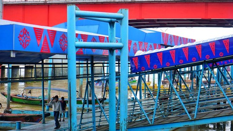 Ornamen kain bermotif songket yang menghias pelabuhan 16 Ilir Palembang yang baru saja diresmikan, Minggu (16/7) Foto: ary priyanto/urban id