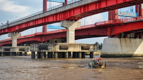 Pemandangan aktivitas kapal penyeberangan di area Pelabuhan 16 Ilir Palembang yang baru diresmikan, Minggu (16/7) Foto: ary priyanto/urban id