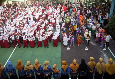 Siswa baru kelas satu Sekolah Dasar Negeri Serua 01 berbaris mengikuti upacara di Ciputat, Tangerang Selatan, Banten, Senin (17/7/2023). Foto: Asep Fathulrahman/ANTARA FOTO