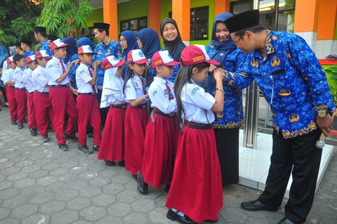 Sejumlah siswa bersalaman dengan gurunya saat mengikuti pengenalan siswa baru di Sekolah Dasar (SD) Negeri 1 Barongan, Kota, Kudus, Jawa Tengah, Senin (17/7/2023).  Foto: Yusuf Nugroho/ANTARA FOTO