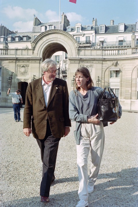 Jane Birkin membawa tas Birkin orisinal miliknya. Foto: Gilles LEIMDORFER / AFP