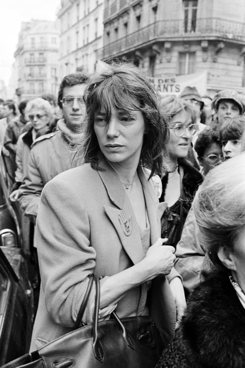 Aktris dan penyanyi Inggris Jane Birkin mengambil bagian dalam protes diam di depan bioskop "Rivoli-Beaubourg", di Paris, pada 31 Maret 1985. Foto: JACQUES DEMARTHON / AFP