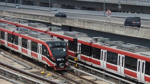 Kereta LRT (Light Rail Transit) melintas di Stasiun Jati Mulya, Bekasi, Jawa Barat, Senin (17/7/2023). Foto: Fakhri Hermansyah/Antara Foto