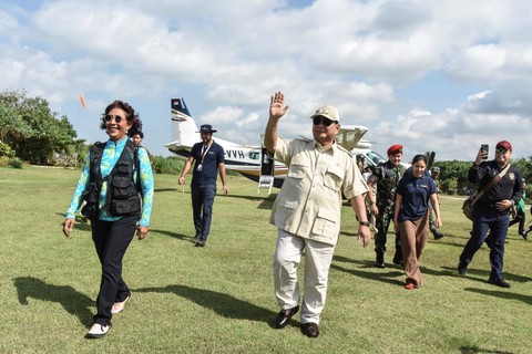 Menteri Pertahanan Prabowo Subianto didampingi Ketua Umum Pandu Laut Nusantara atau mantan Menteri Kelautan dan Perikanan (KKP) Susi Pudjiastuti tiba di Bandara Susi Beach Strip, Pantai Barat, Kabupaten Pangandaran, Jawa Barat. Foto: Adeng Bustomi/Antara Foto