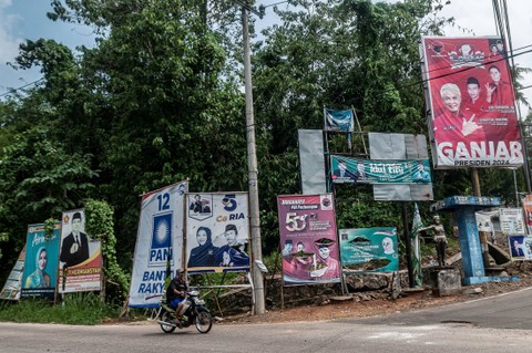 Pengendara roda dua melintas di samping baliho alat peraga kampanye (APK) di Pandeglang, Banten, Senin (17/7/2023). Foto: Muhammad Bagus Khoirunas/ANTARA FOTO