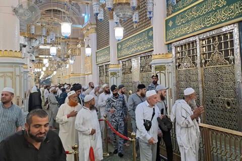 Pengunjung berdoa di depan makam Nabi Muhammad SAW, Abu Bakar as Siddiq dan Umar bin Kattab di Masjid Nabawi, Madinah, Arab Saudi, Sabtu (15/7/2023). Foto: Wahyu Putro A/Antara Foto