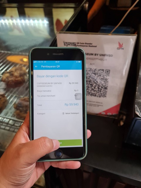 Pembayaran menggunakan QRIS di Coffeeseum, Museum Nasional Jakarta. Foto: Andari Novianti/kumparan