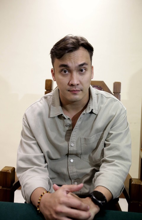 Artis sinetron Rendy Kjaernett menghadiri sidang cerai perdana di Pengadilan Negeri Bekasi, Selasa (18/7). Foto: Agus Apriyanto