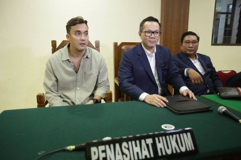 Artis sinetron Rendy Kjaernett menghadiri sidang cerai perdana di Pengadilan Negeri Bekasi, Selasa (18/7).  Foto: Agus Apriyanto