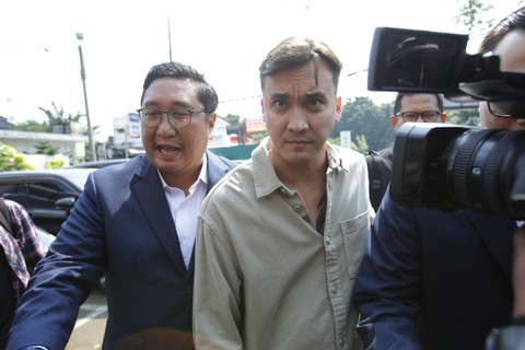 Artis sinetron Rendy Kjaernett menghadiri sidang cerai perdana di Pengadilan Negeri Bekasi, Selasa (18/7).  Foto: Agus Apriyanto
