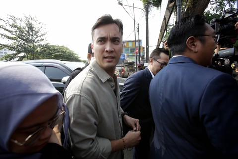 Artis sinetron Rendy Kjaernett menghadiri sidang cerai perdana di Pengadilan Negeri Bekasi, Selasa (18/7). Foto: Agus Apriyanto
