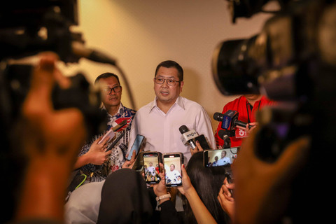 Ketum Perindo Hary Tanoesoedibjo didampingi Sekjen PDI-P Hasto Kristiyanto dan Sekjen Partai Perindo Ahmad Rofiq memberikan keterangan kepada wartawan sebelum menyampaikan materi pada Pelatihan Juru Kampanye Ganjar Pranowo di iNews Tower. Foto: Jamal Ramadhan/kumparan