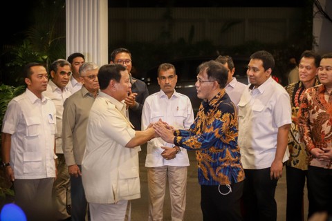 Ketua Umum Partai Gerindra Prabowo Subianto berjabat tangan dengan politisi Budiman Sudjatmiko usai berkunjung ke Kediaman Prabowo di Rumah Kertanegara, Kebayoran Baru, Jakarta Selatan, Selasa (18/7/2023). Foto: Jamal Ramadhan/kumparan