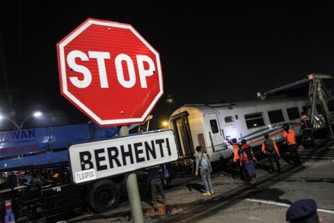 Petugas berusaha mengevakuasi gerbong penumpang kereta api KA 112 Brantas usai menabrak truk tronton di perlintasan kereta api JPL 6 KM 1+523 petak jalan Jerakah - Semarang Poncol, Madukoro Raya, Semarang, Jawa Tengah, Selasa (18/7/2023).  Foto: Makna Zaezar/ANTARA FOTO