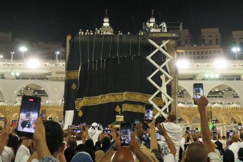 Penggantian kain penutup Ka'bah atau kiswah di Masjidil Haram, Makkah, Arab Saudi, Rabu (19/7/2023).  Foto: Wahyu Putro A/ANTARA FOTO