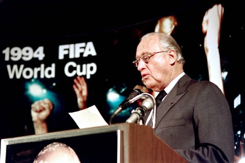 Presiden FIFA Joao Havelange saat mengumumkan struktur bisnis dan pemasaran Piala Dunia FIFA 1994 pada 28 November 1990 di New York. Foto: Maria R. Bastone/AFP
