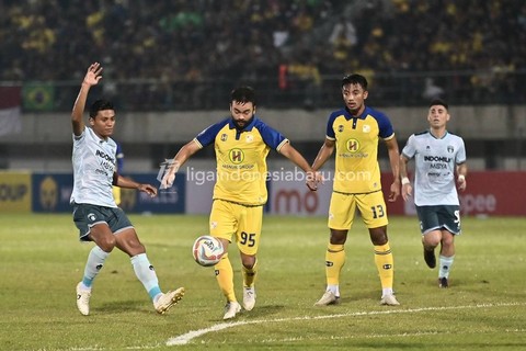 Persita Tangerang melawan Barito Putera dalam sebuah laga Liga 1 2023/24. Foto: Liga Indonesia Baru