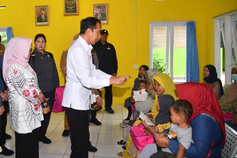 Presiden Jokowi dan Ibu Negara Iriana Jokowi meninjau kegiatan upaya penurunan stunting di Puskesmas Srikuncoro, Bengkulu. Foto: Rusman/Biro Pers Sekretariat Presiden