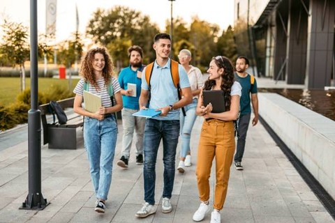 Ilustrasi Cara Daftar Ulang Polines, Sumber: Unsplash/urbazon.