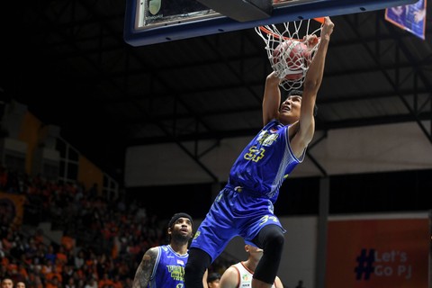 Pebasket Prawira Harum Bandung Pandu Wiguna melakukan slam dunk saat melawan Pelita Jaya Bakrie Jakarta pada pertandingan game pertama final IBL 2023 di Hall Basket Senayan, Jakarta, Kamis (20/7/2023).  Foto: Hafidz Mubarak A/ANTARA FOTO
