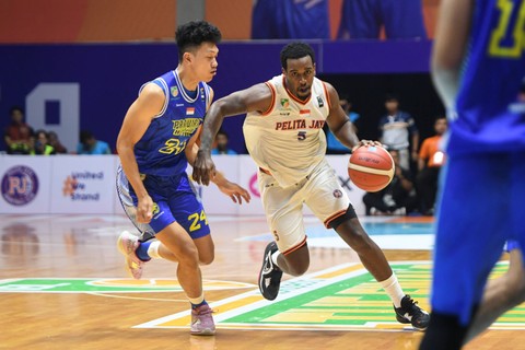 Pebasket Pelita Jaya Bakrie Jakarta Dashaun Najee Wiggins (kanan) berusaha melewati pebasket Prawira Harum Bandung Indra Muhammad pada pertandingan game pertama final IBL 2023 di Hall Basket Senayan, Jakarta, Kamis (20/7/2023).  Foto: Hafidz Mubarak A/ANTARA FOTO