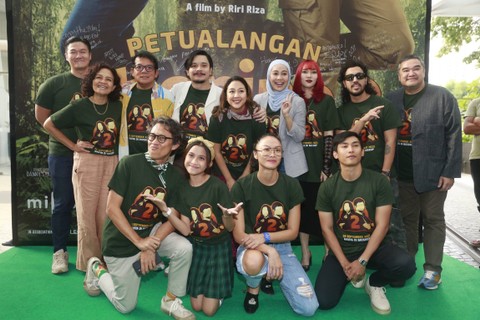 Sherina bersama Derby Romero dan sejumlah artis lainnya saat konferensi pers launching poster dan trailer film Petualangan Sherina 2 di Epicentrum, Jakarta, Kamis (20/7/2023). Foto: Dok. Agus Apriyanto