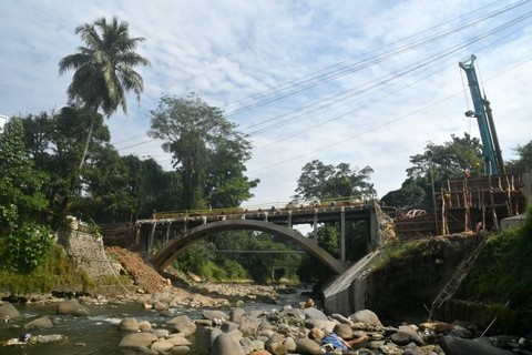Sejumlah pekerja mengerjakan pembangunan jembatan Otista di Kota Bogor, Jawa Barat, Jumat (21/7/2023). Foto: Arif Firmansyah/ANTARA FOTO