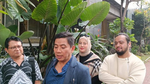 Tasyi Athasyia (tengah) jalani pemeriksaan atas laporannya, Polda Metro Jaya, Jumat (21/7)    Foto: Giovanni/kumparan
