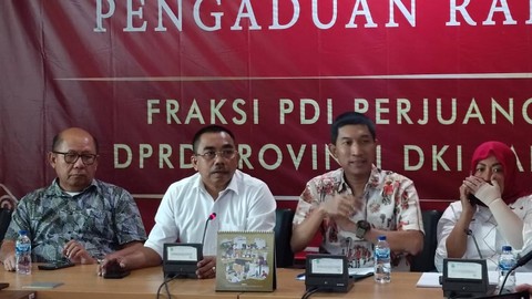 Konferensi pers Fraksi PDIP terkait kasus Cinta Mega atas dugaan bermain slot saat rapat paripurna, Jumat (21/7). Foto: Zamachsyari/kumparan