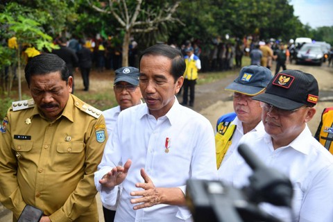Presiden Jokowi meninjau Jalan Inpres Jalur Kerkap-Tanjung Agung Pali, Bengkulu. Foto: Rusman/Biro Pers Sekretariat Presiden