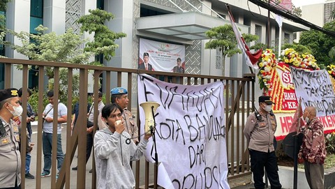 Sejumlah mahasiswa saat demo di Kantor Kejati Jabar pada Jumat (21/7).    Foto: Rachmadi Rasyad/kumparan