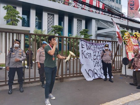 Sejumlah mahasiswa saat demo di Kantor Kejati Jabar pada Jumat (21/7).  Foto: Rachmadi Rasyad/kumparan