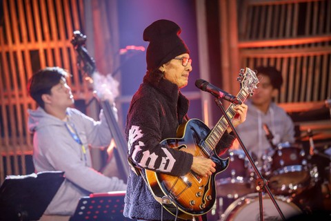 Musisi Mus Mujiono tampil di Jazz Gunung Bromo 2023 di Probolinggo, Jawa Timur, Jumat (21/7/2023).   Foto: Jamal Ramadhan/kumparan