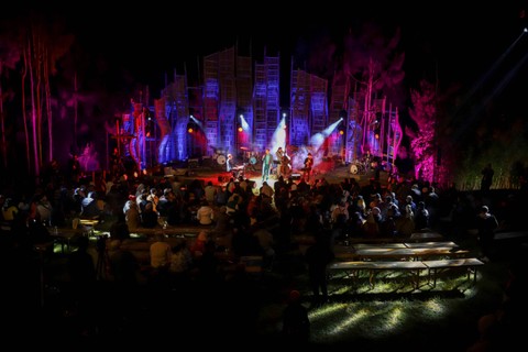 Musisi sekaligus komposer asal Belanda Henk Kraaijeveld menghibur penonton Jazz Gunung Bromo 2023 di Amfiteater Terbuka Bromo, Probolinggo, Jawa Timur, Jumat (21/7/2023). Foto: Jamal Ramadhan/kumparan