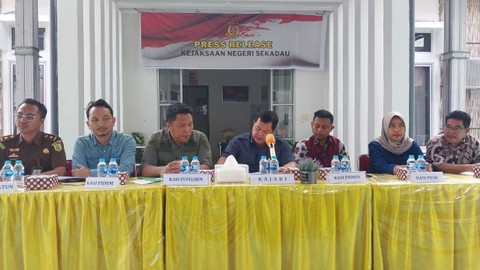 Kajari Sekadau Zein Yusri Munggaran (tengah) memberikan paparan saat press release. Foto: Dina Mariana/Hi!Pontianak