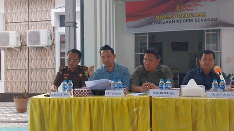 Kasi Pidum Kejari Sekadau Freddy Wiryawan (dua dari kiri) memberikan paparan saat press release. Foto: Dina Mariana/Hi!pontianak