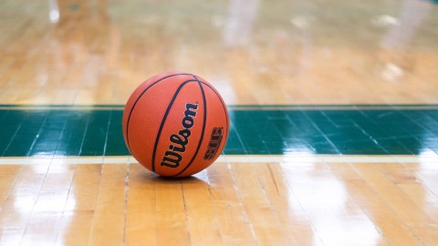 Ilustrasi Jelaskan Cara Memegang Bola Basket, Sumber: Unsplash/Richard Bagan
