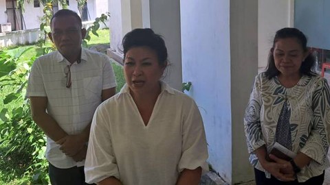 Bupati Kepulauan Sitaro, Evangelian Sasingen didampingi Asisten Pemerintahan dan Kesejahteraan Rakyat,, Novia Tamaka dan Kepala Badan Kesbangpol, Gandawari L Mulalinda.