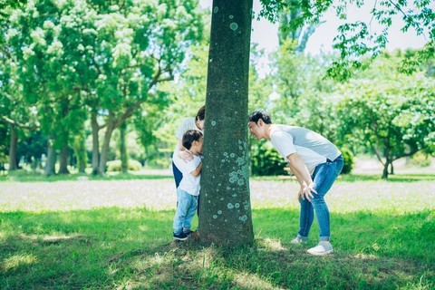 Ilustrasi ayah dan anak main petak umpet. Foto: Shutterstock