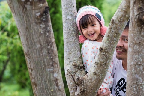 Ilustrasi ayah dan anak main petak umpet. Foto: Shutterstock
