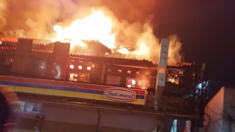 Kebakaran melanda Indomart di Margonda Depok.  Foto: Angga Sukmawijaya/kumparan